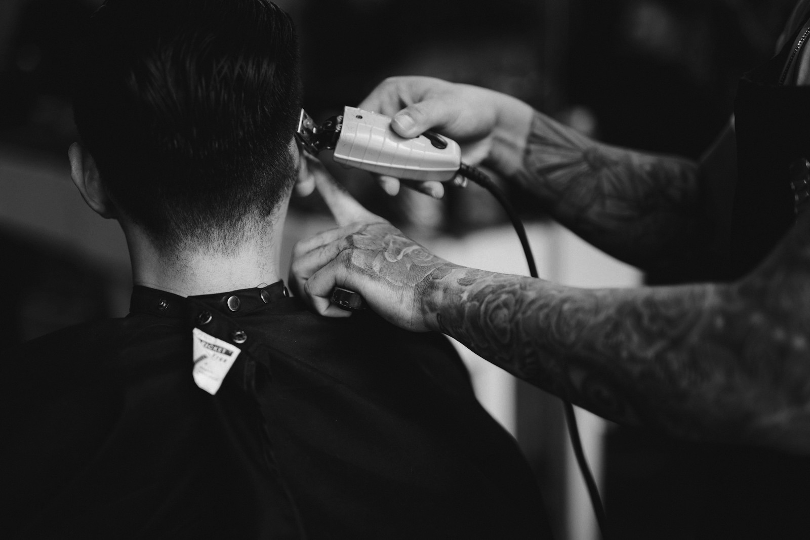 Coiffeur au travail, tondeuse à la main